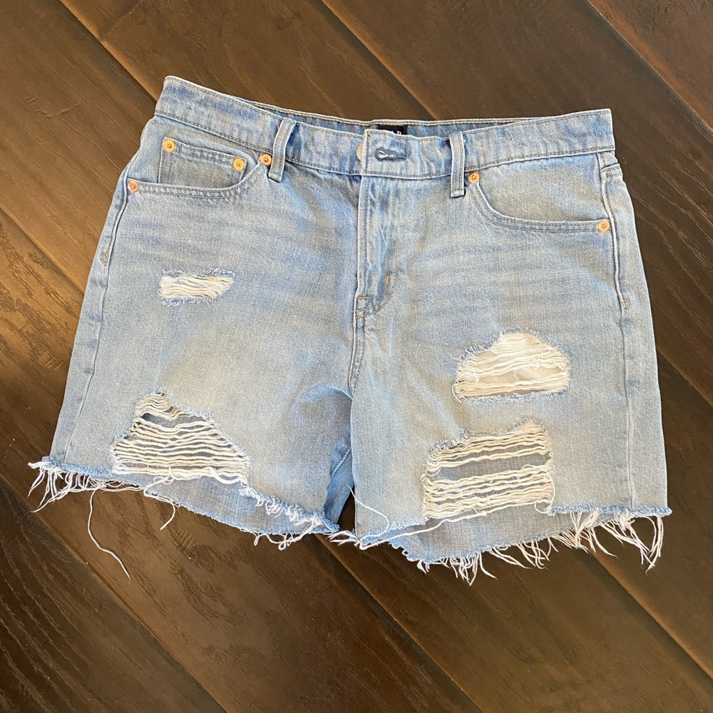 Gap Distressed denim short - size 28